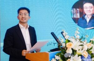 Senior Manager, FII China, Qin Yike, hosting the forum